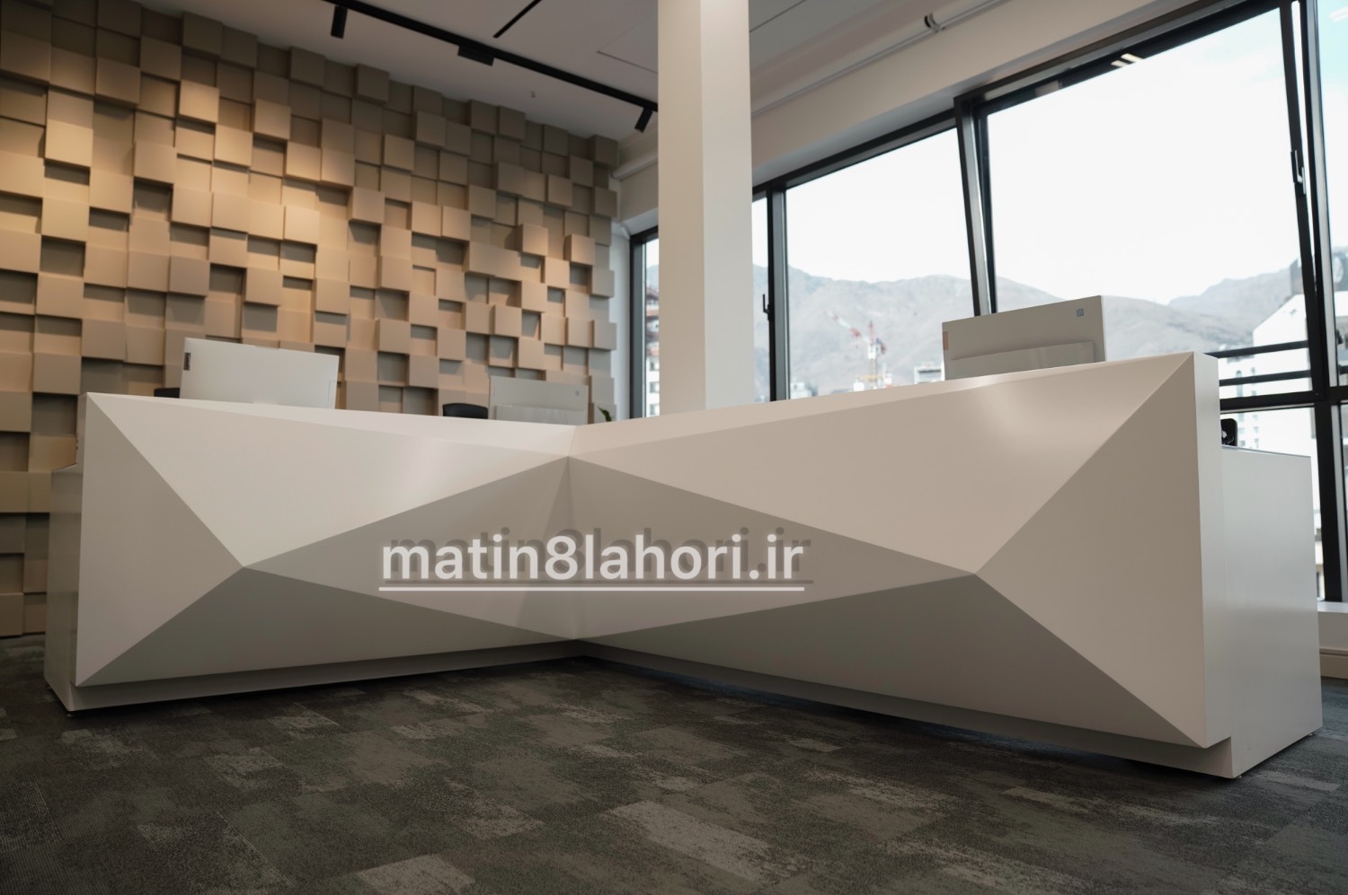 نمایی از طراحی فضای داخلی محل کار سبک مدرن.